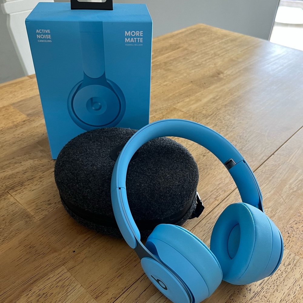 Beats Solo Pro with box and travel case in great condition, no problems.
